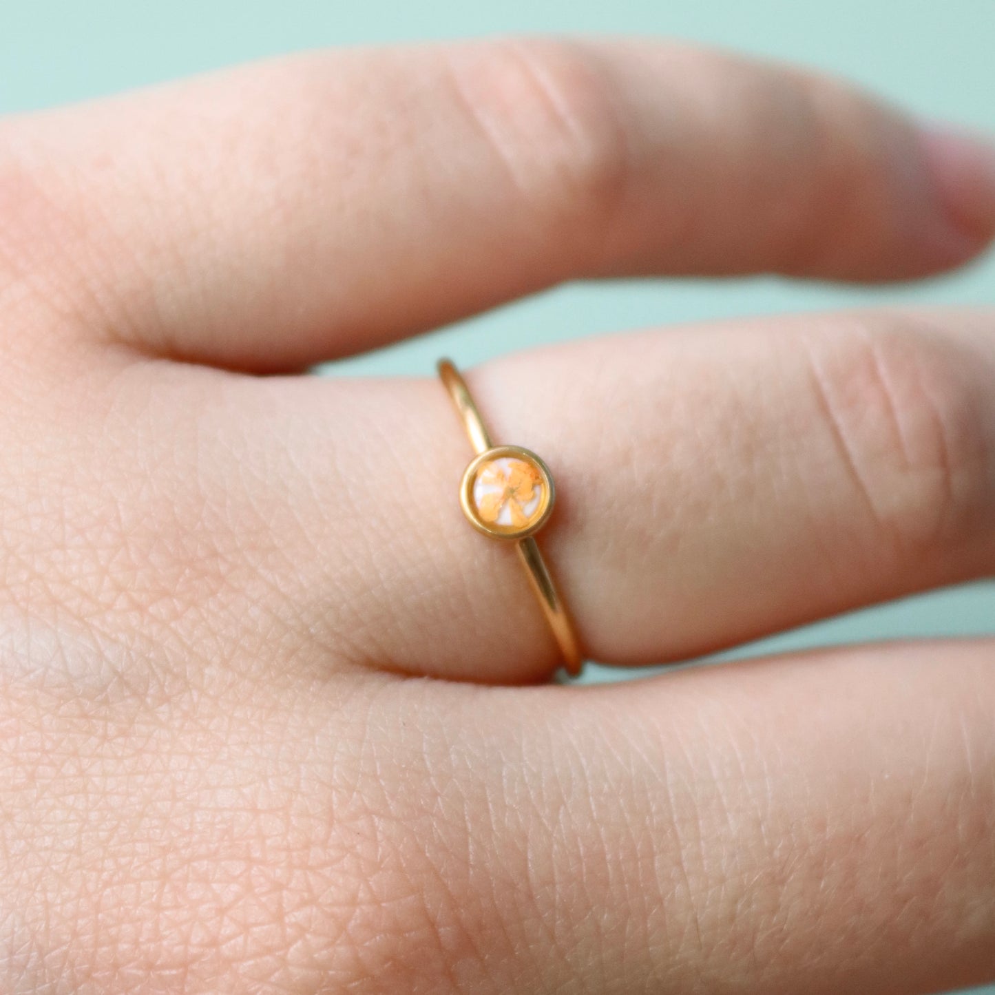 Anello in acciaio inox oro e Pizzo della regina Anna arancio intersecato nella resina