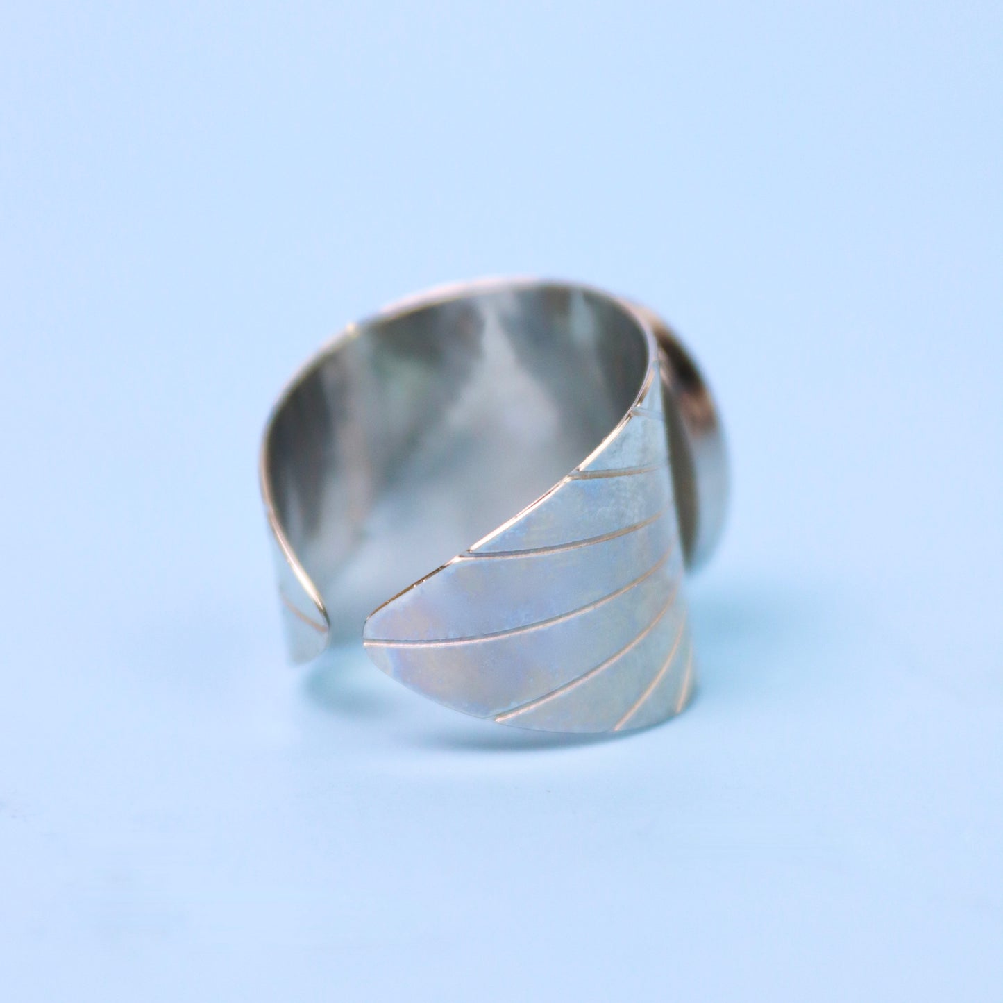 Anello regolabile in acciaio inox e Pizzo della regina Anna blu inglobato nella resina beige