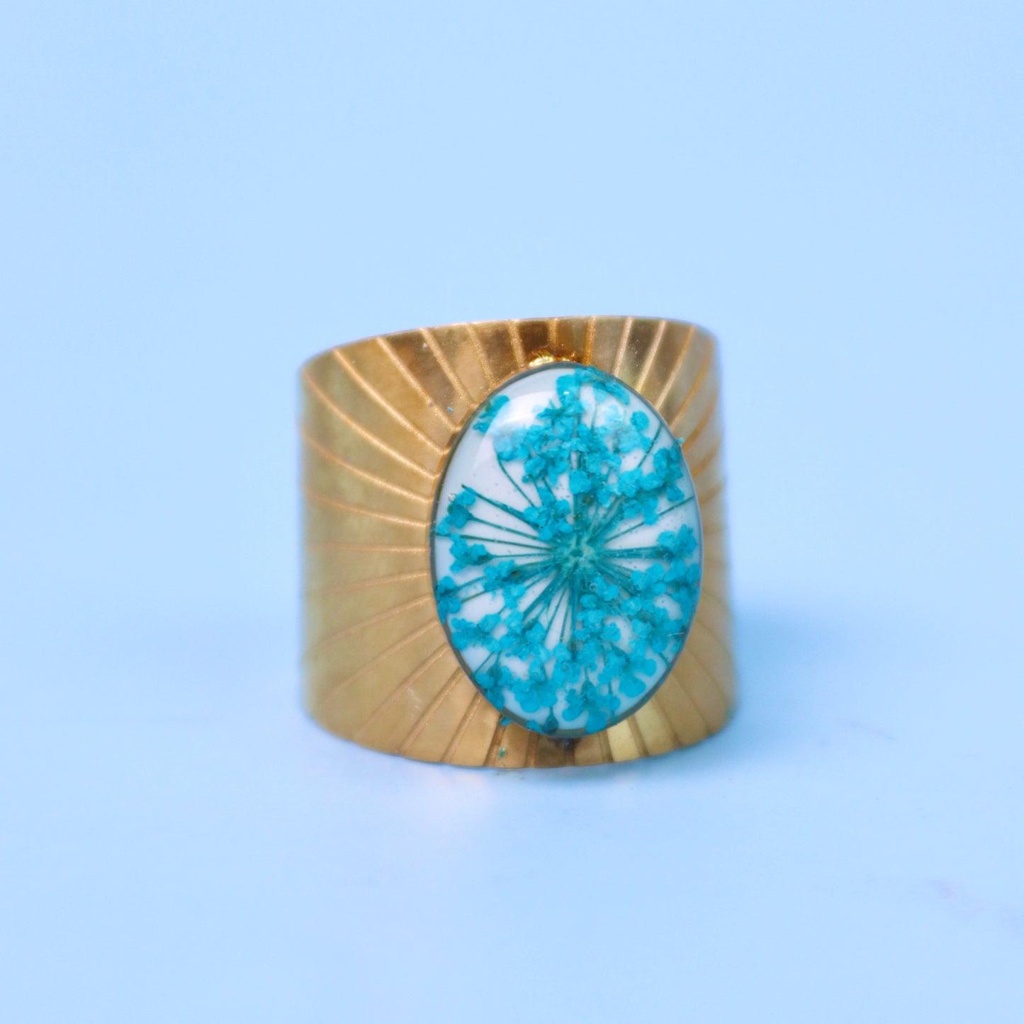 Anello regolabile in acciaio inox e Pizzo della regina Anna turchese inglobato nella resina