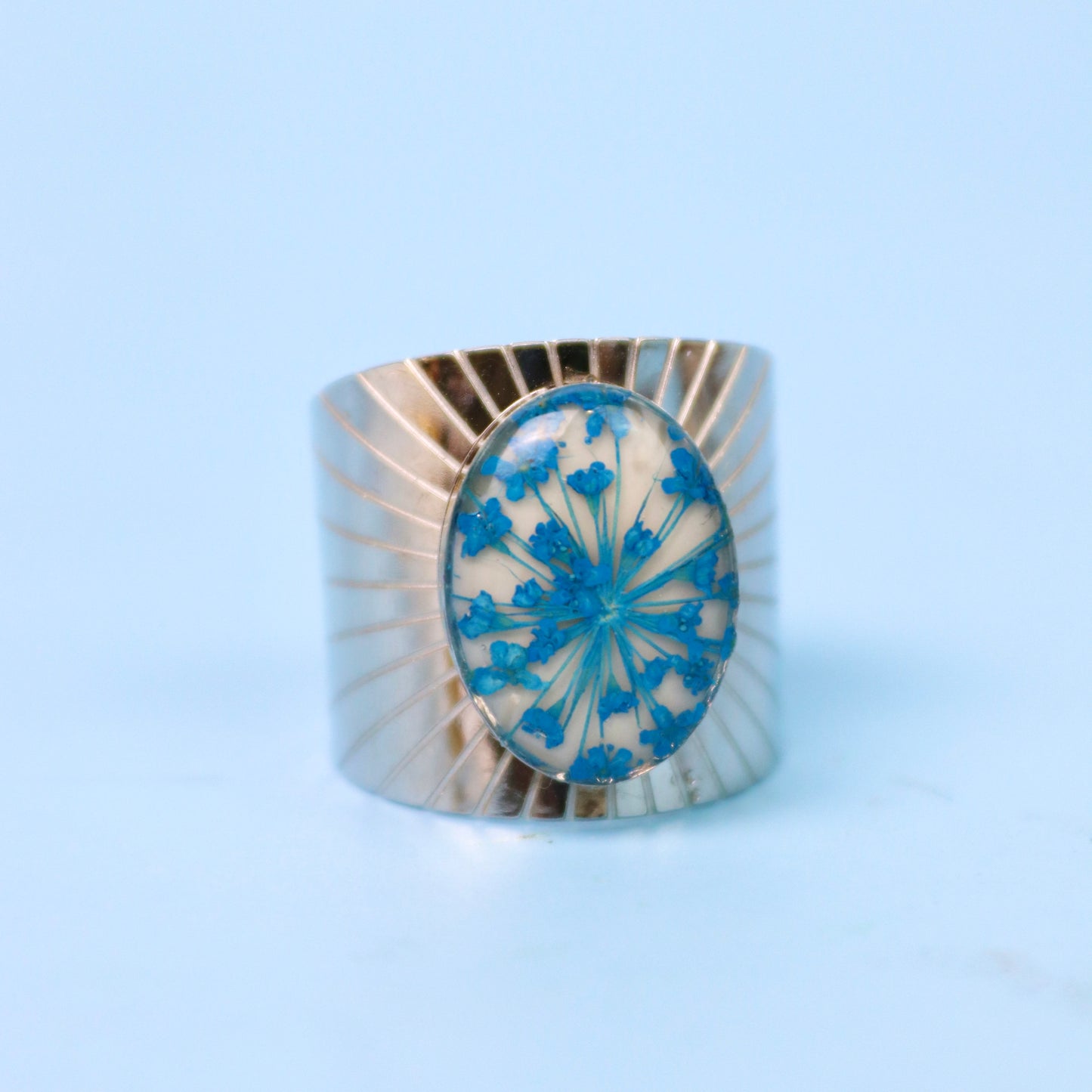 Anello regolabile in acciaio inox e Pizzo della regina Anna blu inglobato nella resina beige