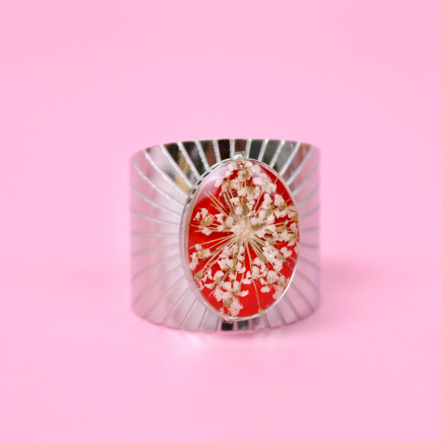 Anello regolabile in acciaio inox e Pizzo della regina Anna bianco inglobato nella resina