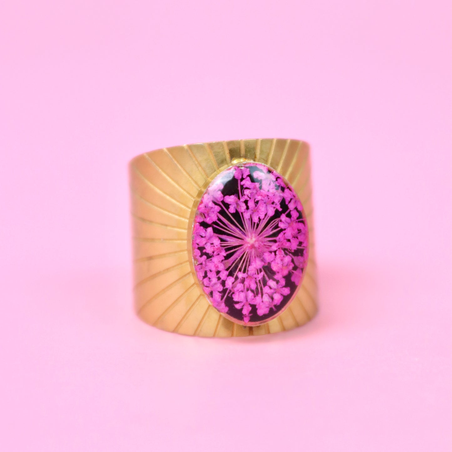 Anello regolabile in acciaio inox e Pizzo della regina Anna bianco inglobato nella resina