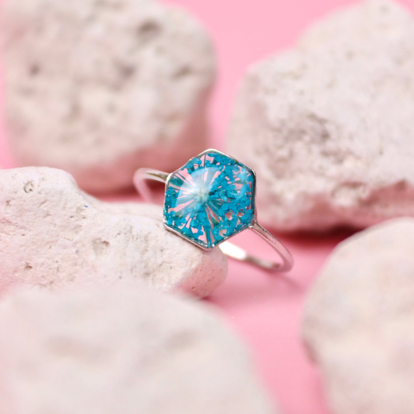 Anello in acciaio inox e Pizzo della regina Anna turchese intersecato nella resina