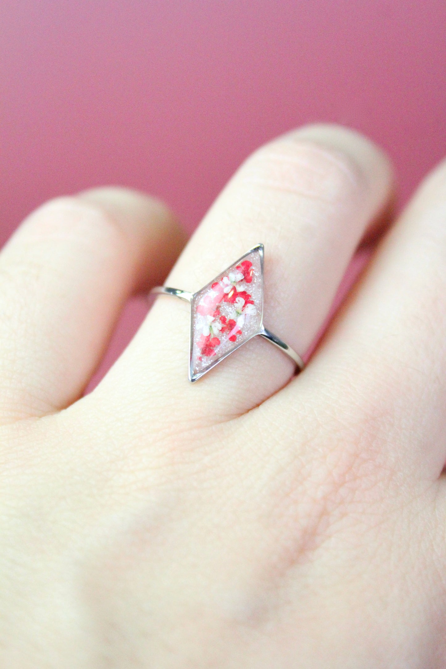 Anello in acciaio inox e Pizzo della regina Anna intersecato nella resina