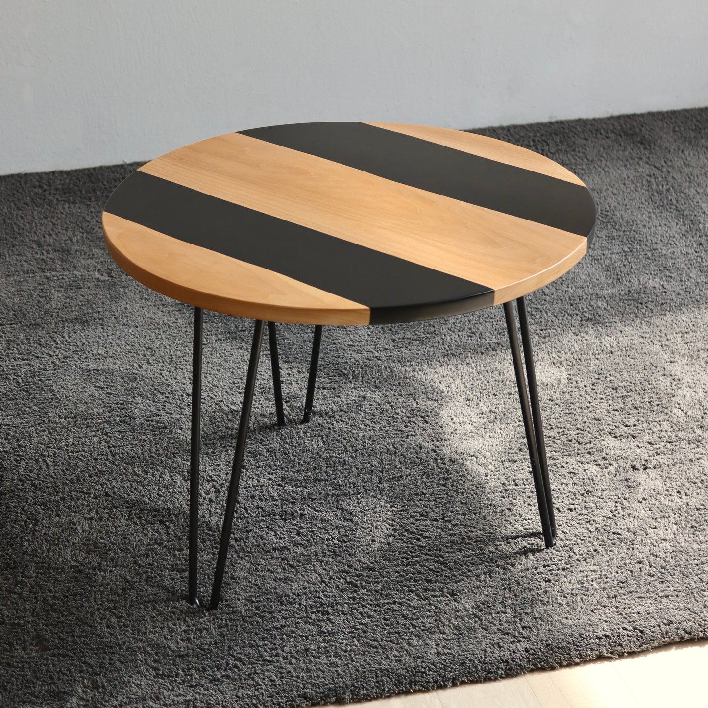 Tavolino in legno e resina nera