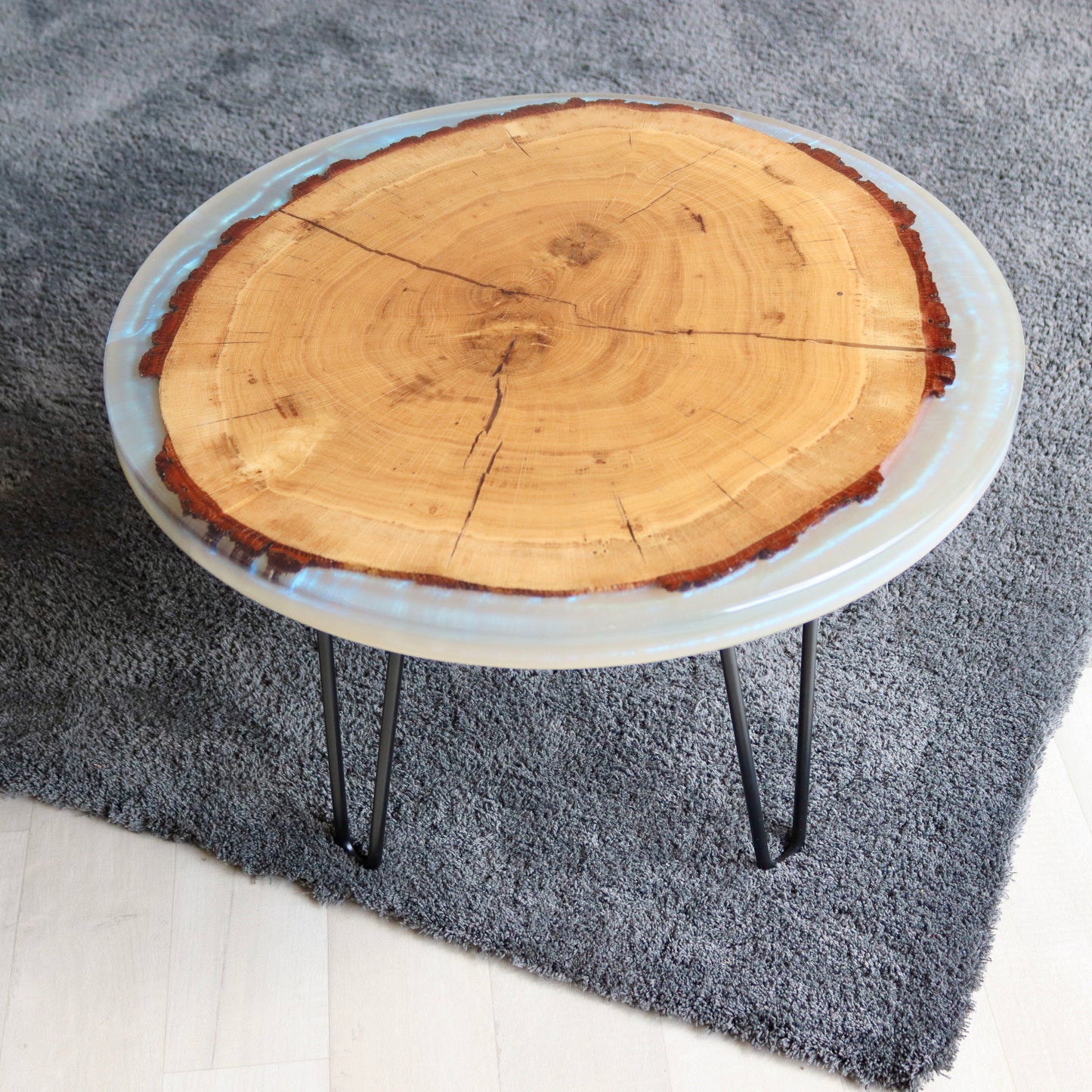 Tavolino in legno massello e resina cangiante bianca