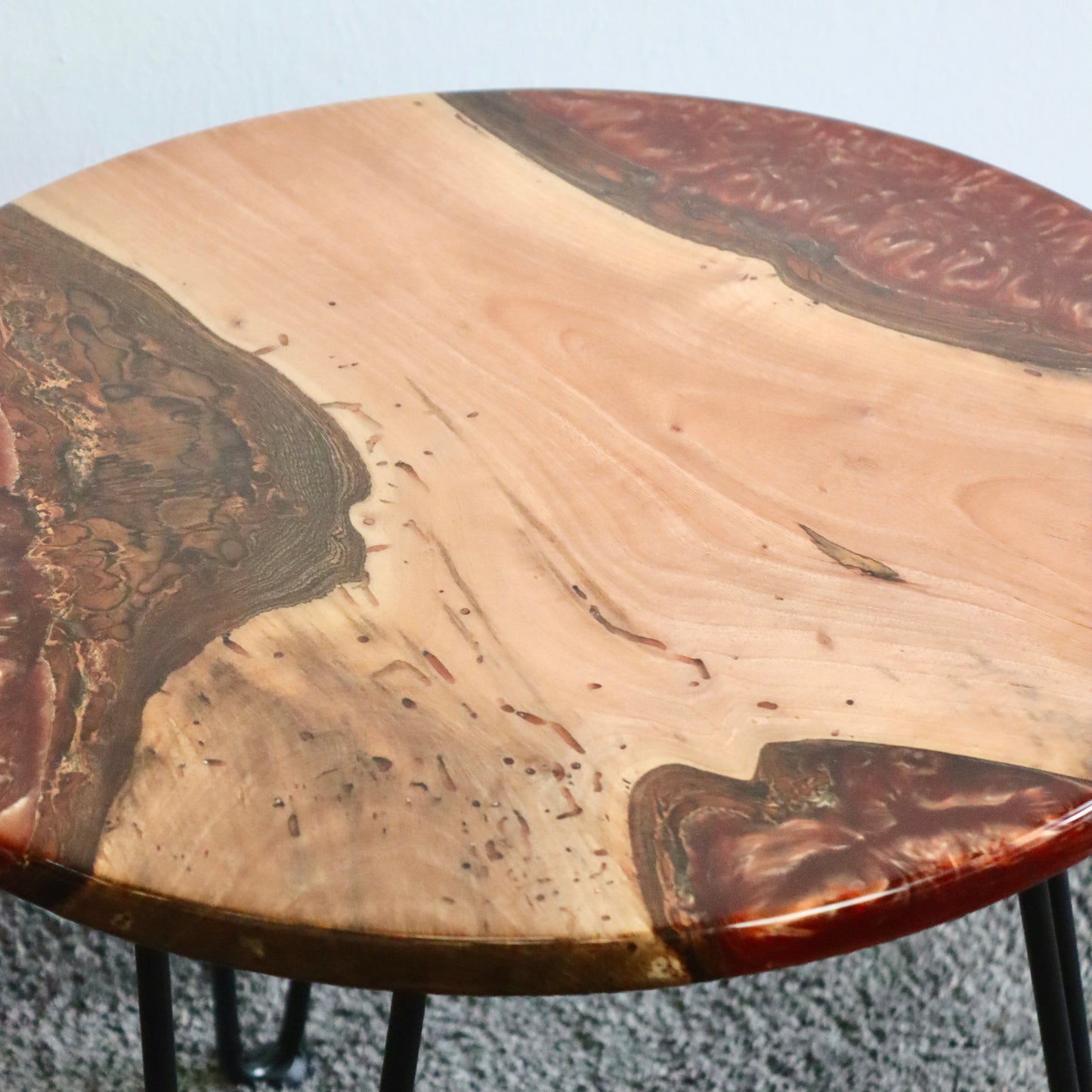 Tavolino da caffè in legno massello e resina perlata