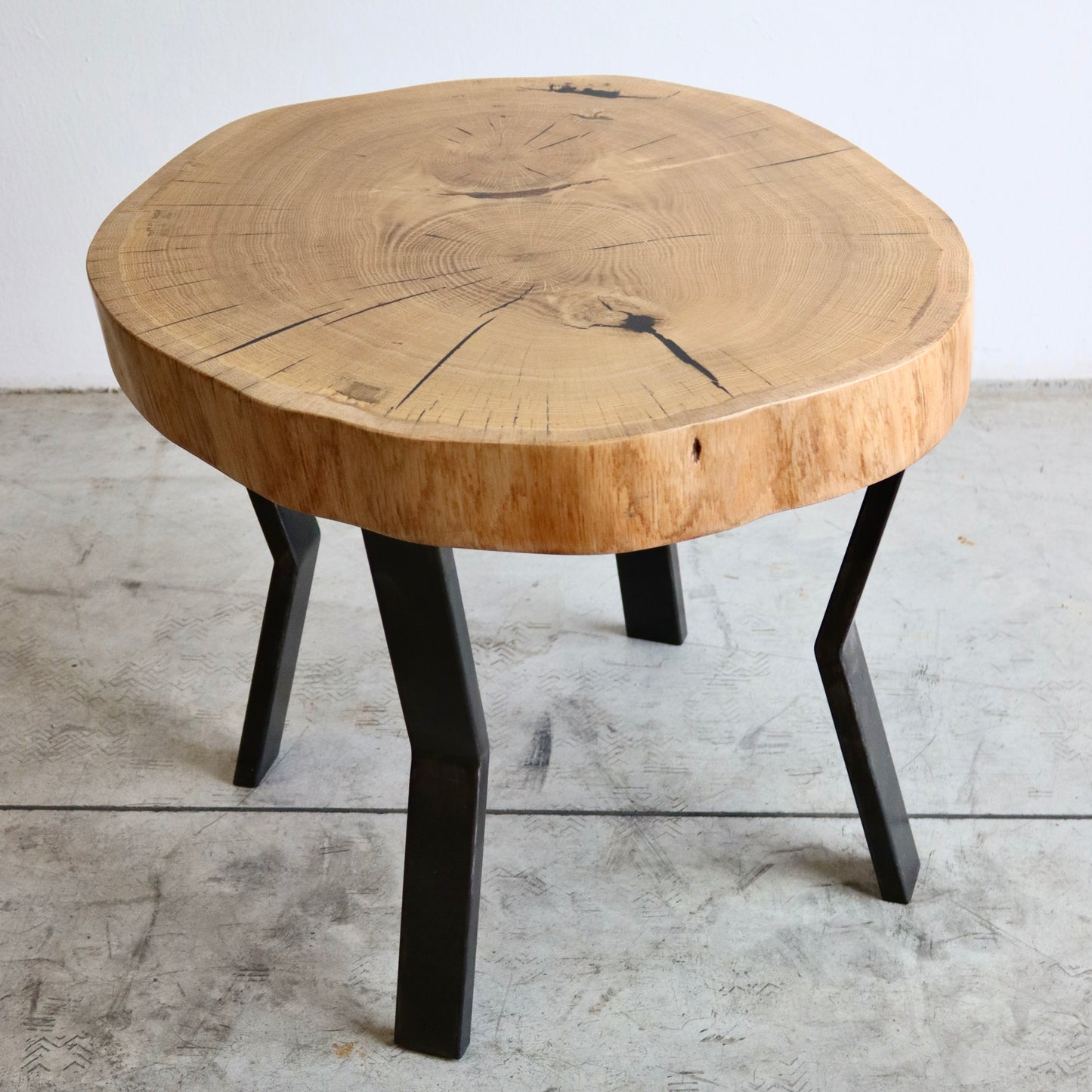 Tavolino in legno massello di Rovere e resina nera