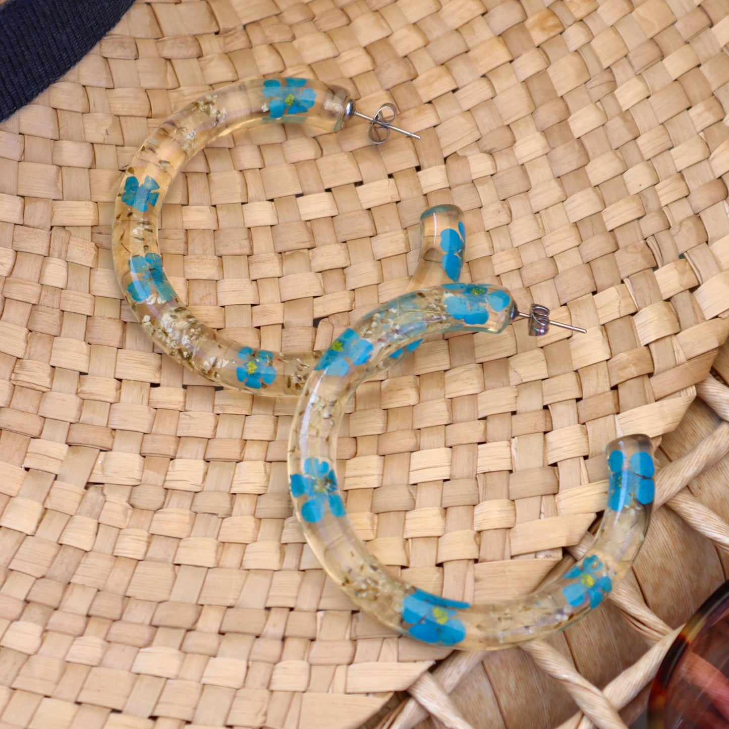 EDEN Orecchini a cerchio grandi in resina con fiori veri blu e carota selvatica