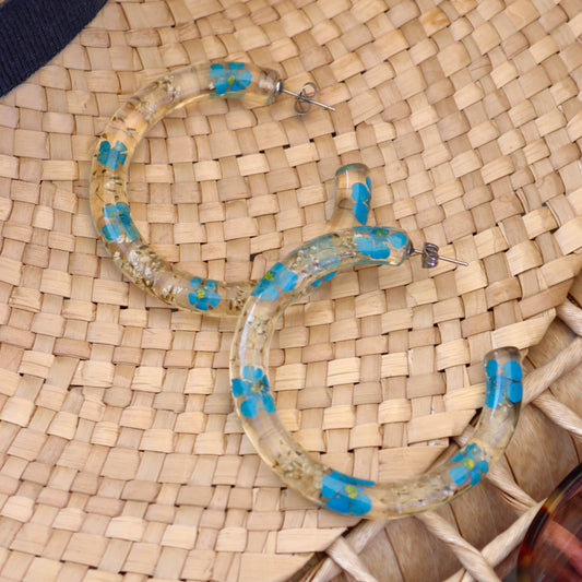 EDEN Orecchini a cerchio grandi in resina con fiori veri blu e carota selvatica