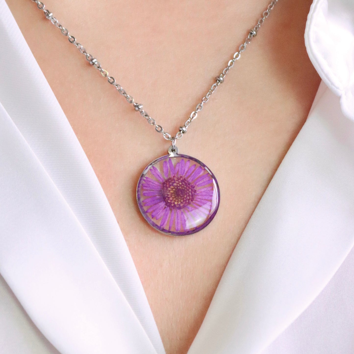 Collana in acciaio inossidabile e ciondolo in resina con Margherita viola