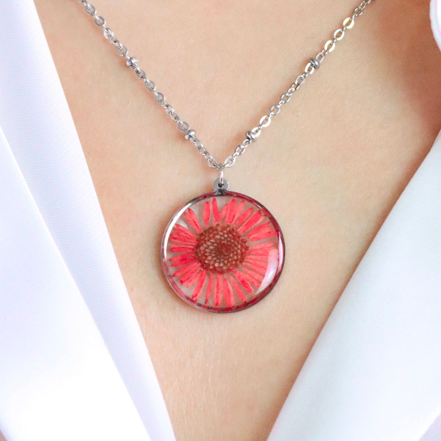 Collana in acciaio inossidabile e ciondolo in resina con Margherita rossa