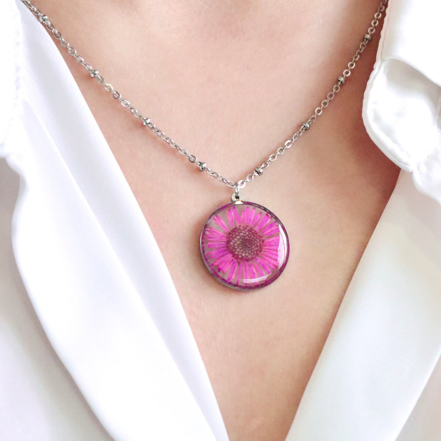 Collana in acciaio inossidabile e ciondolo in resina con Margherita fucsia