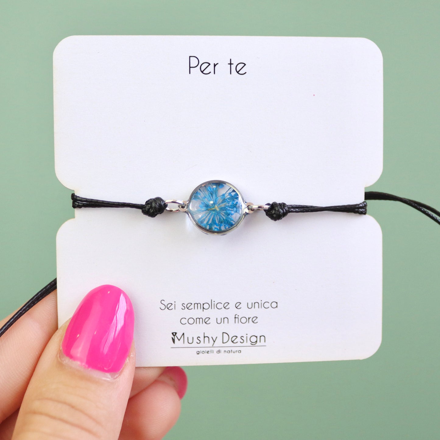 Bracciale regolabile in cordoncino e ciondolo in acciaio inox con Pizzo della regina Anna blu intersecato nella resina
