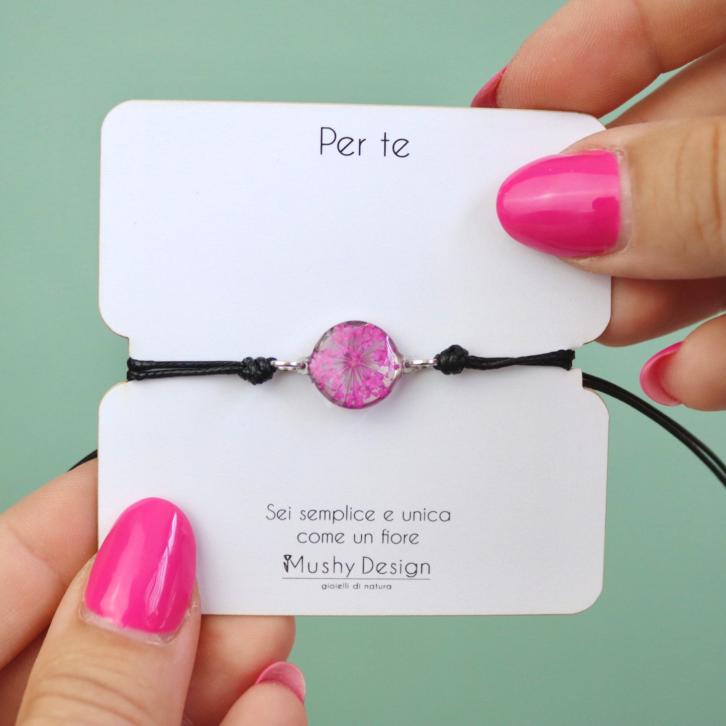 Bracciale regolabile in cordoncino e ciondolo in acciaio inox con Pizzo della regina Anna fucsia intersecato nella resina