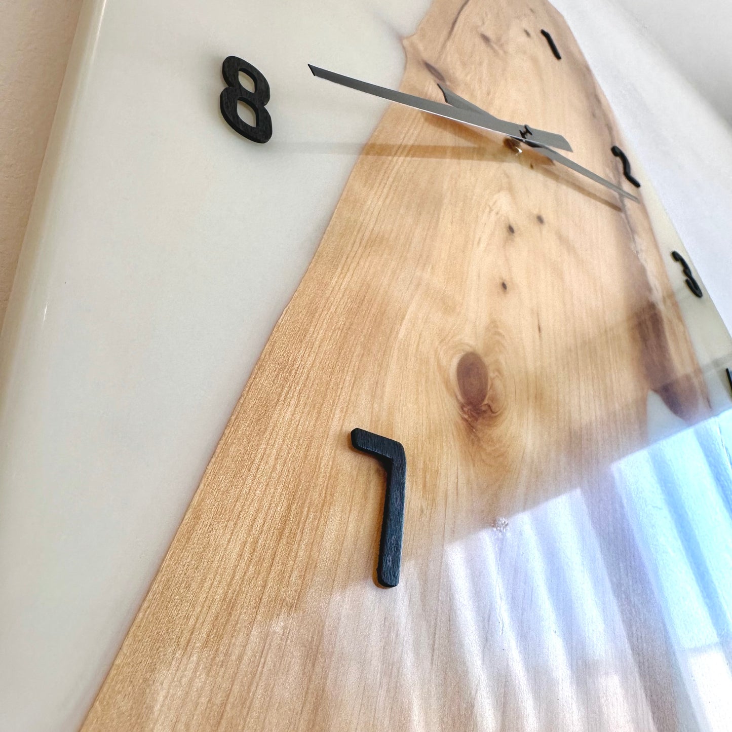 Orologio da parete in legno e resina bianca con numeri in legno