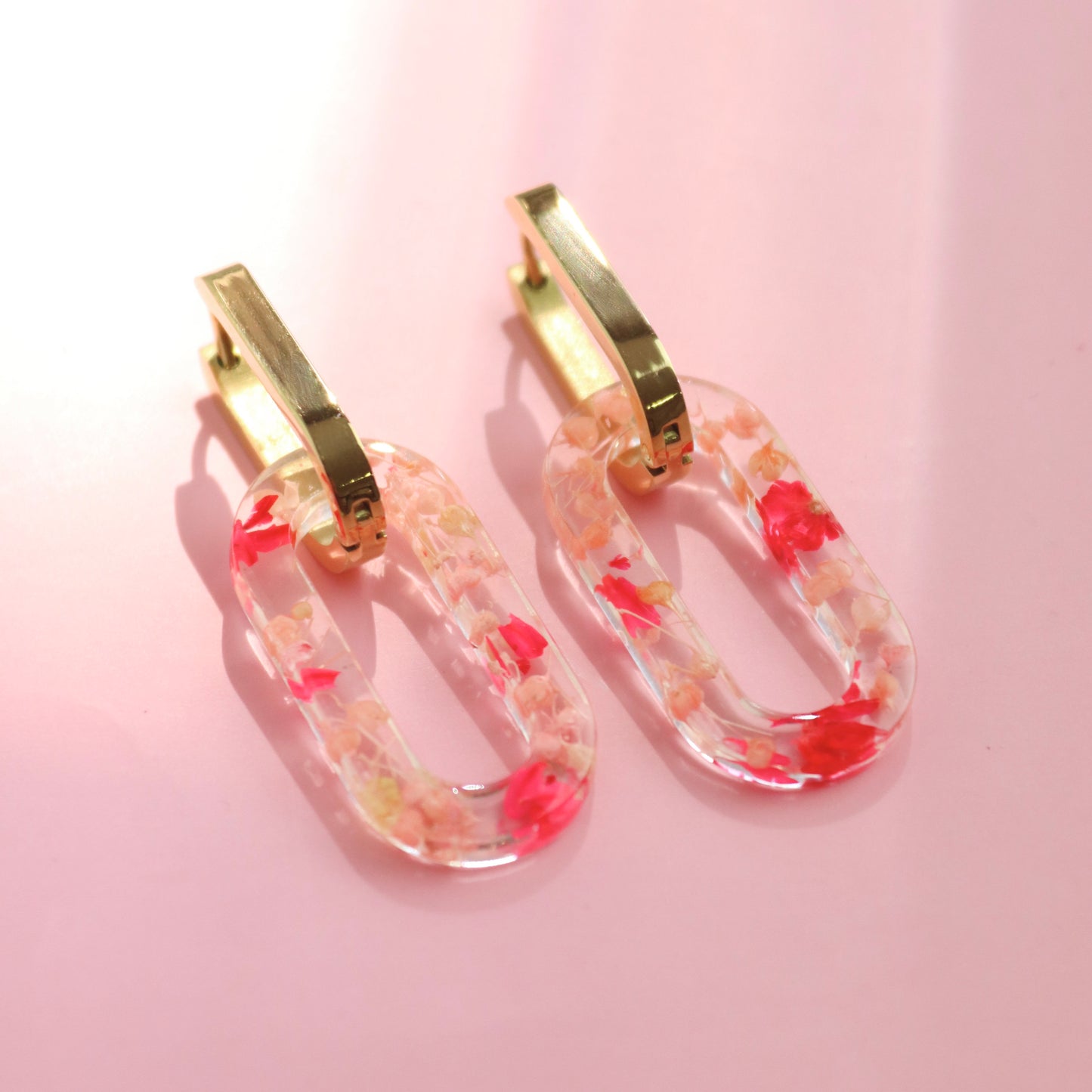 Paio di orecchini pendenti a CATENA in acciaio inossidabile e resina con Gypsophila rosa