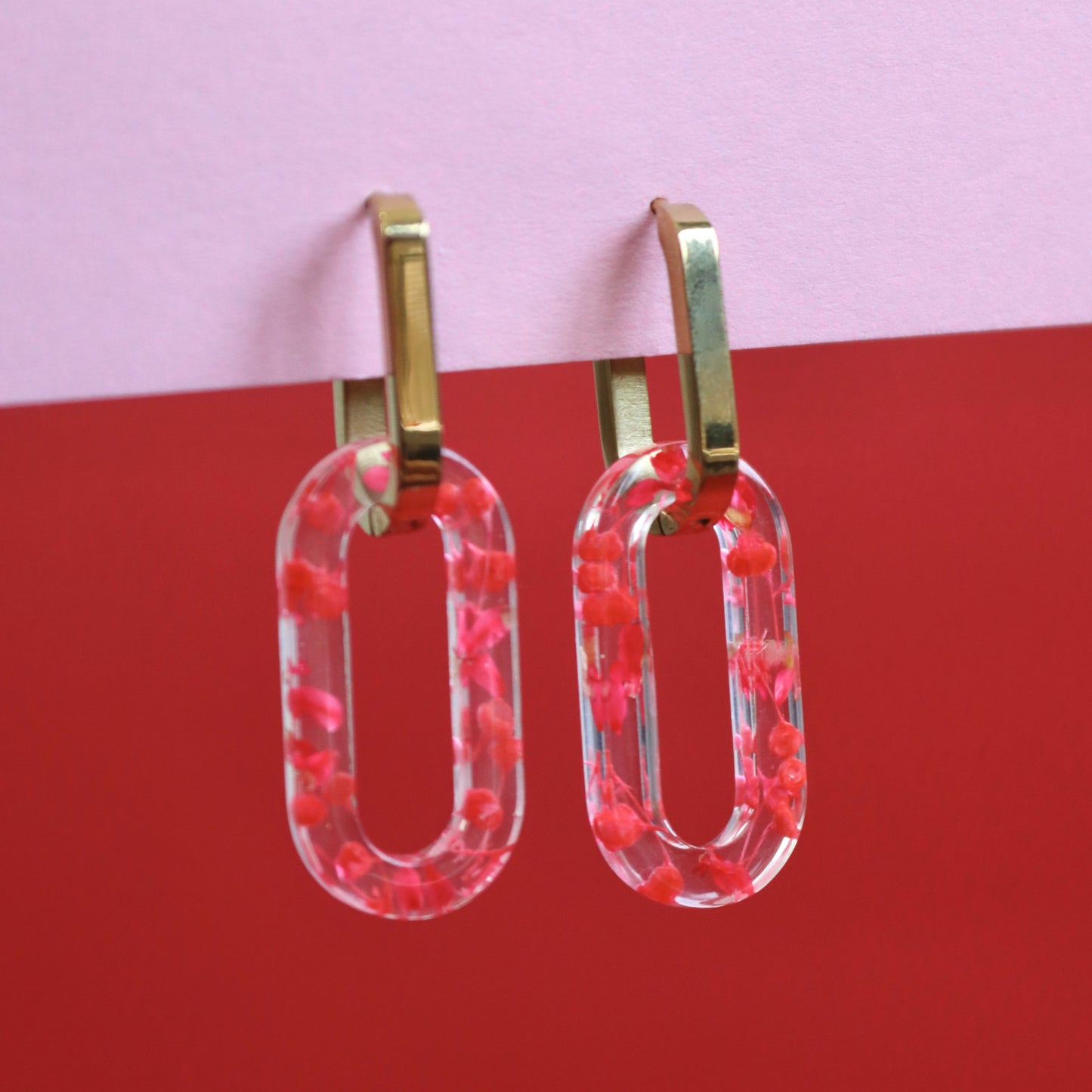 Paio di orecchini pendenti a CATENA in acciaio inossidabile e resina con Gypsophila rossa