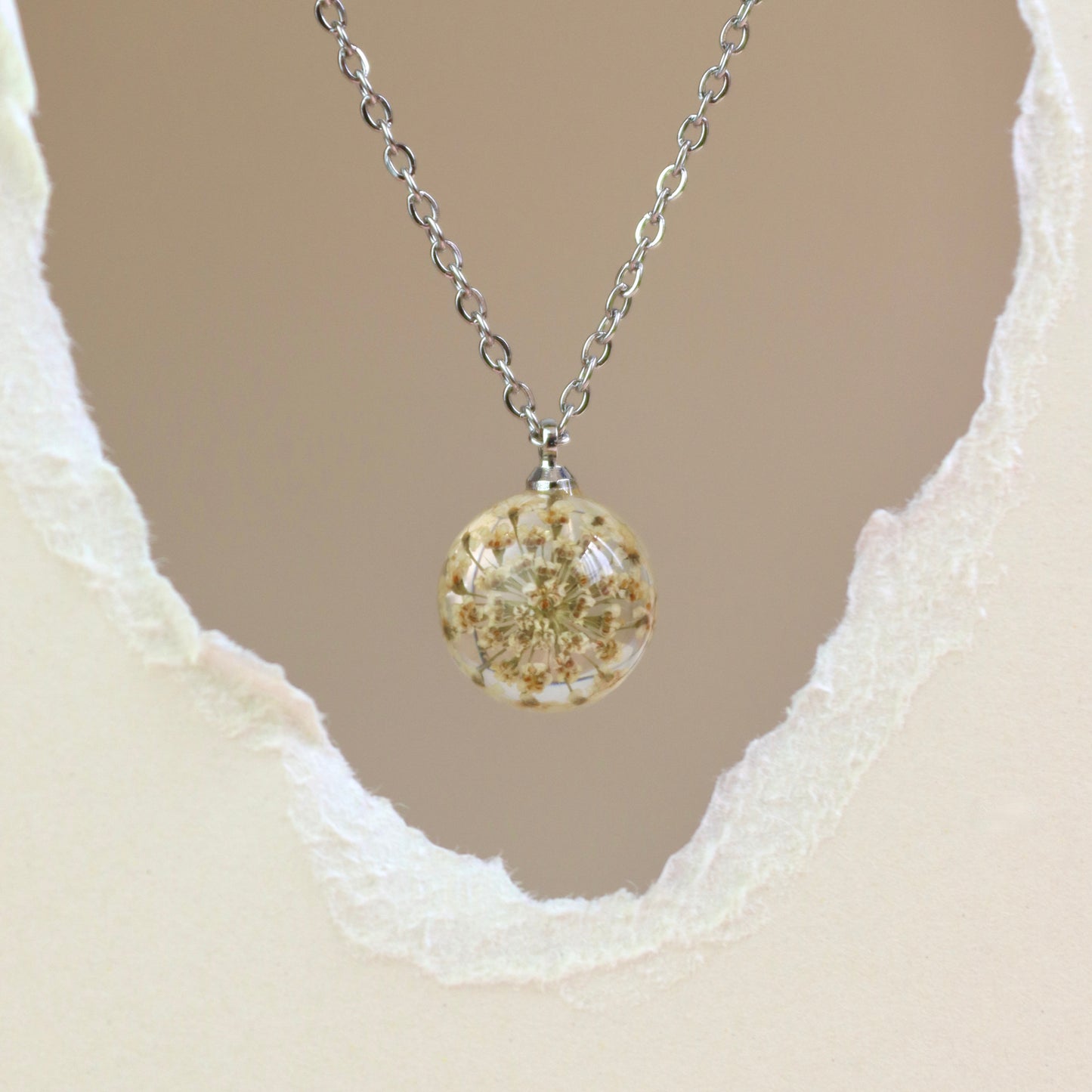 Collana sfera con fiore vero Pizzo della regina Anna bianco - collezione BOLLE