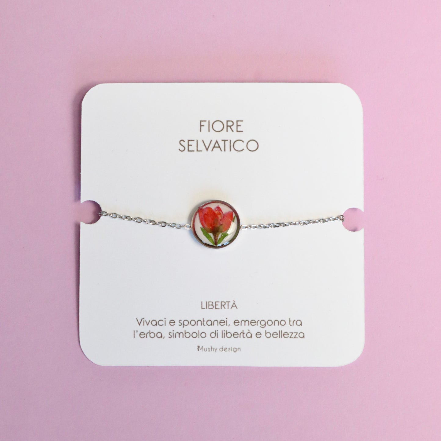Bracciale in acciaio inossidabile con ciondolo in resina e fiore selvatico rosa con sfondo bianco