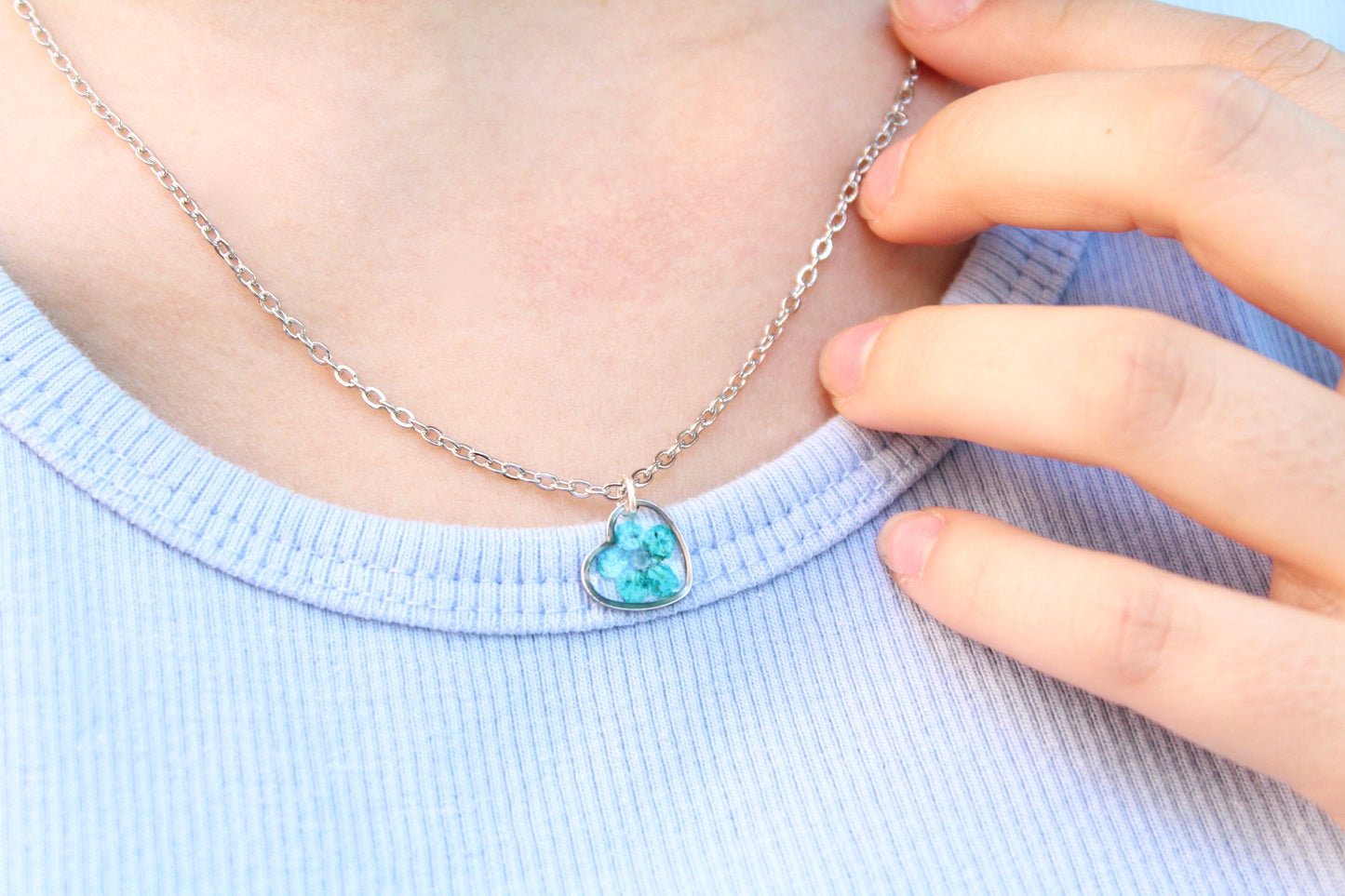 Collana cuore in acciaio inossidabile e ciondolo in resina con fiore selvatico blu