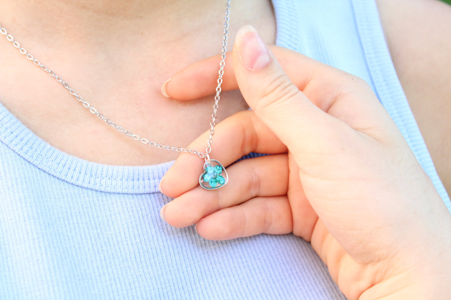 Collana cuore in acciaio inossidabile e ciondolo in resina con fiore selvatico blu