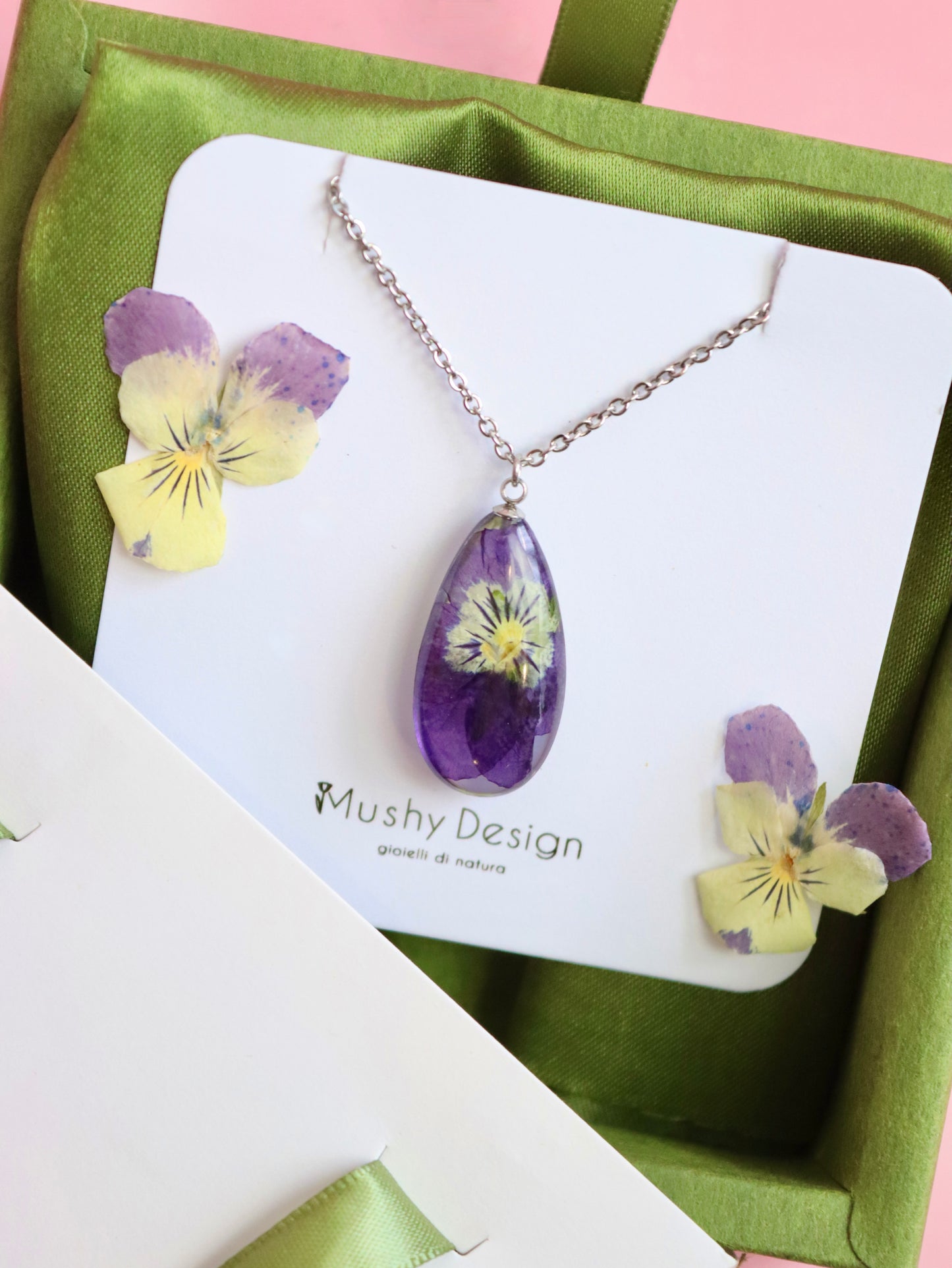 Collana RUGIADA in acciaio inossidabile e ciondolo in resina con Viola del pensiero