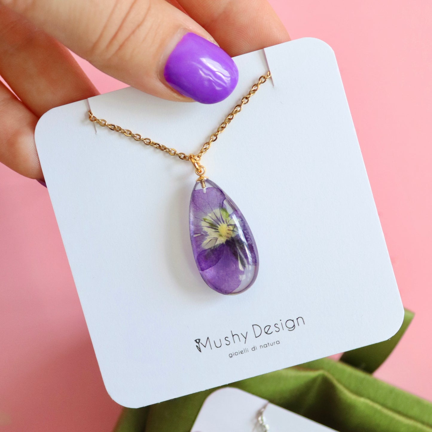 Collana RUGIADA in acciaio inossidabile e ciondolo in resina con Viola del pensiero