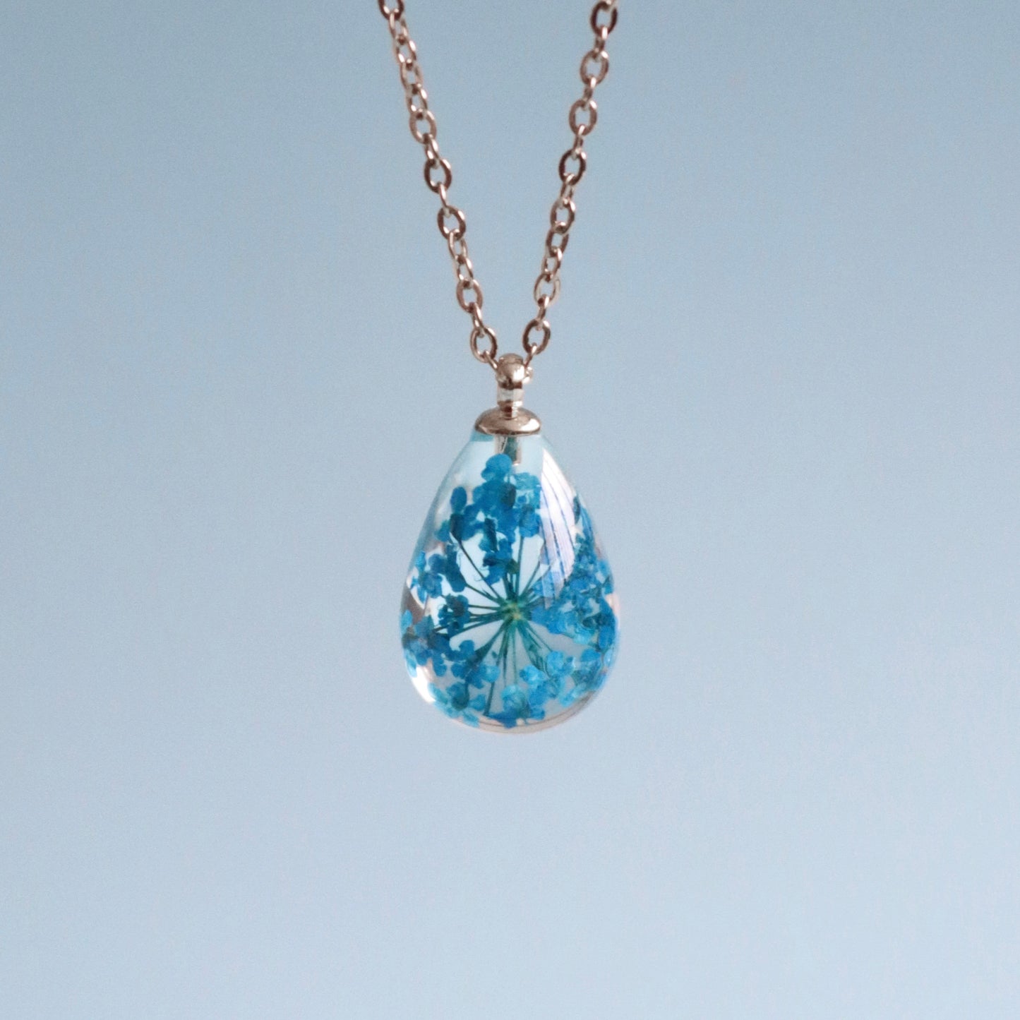 Collana RUGIADA in acciaio inossidabile e ciondolo in resina con Pizzo della Regina Anna blu