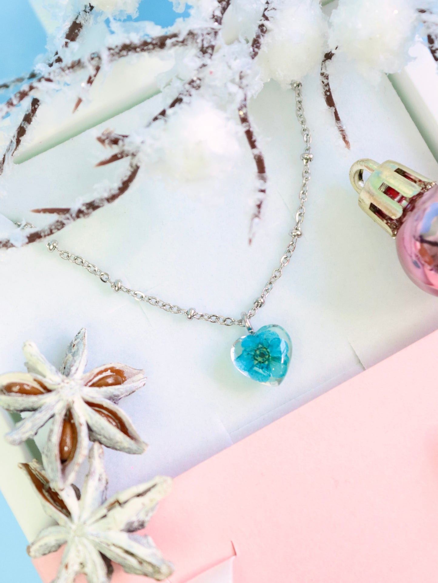 Collana con fiore vero blu ciondolo a cuore in resina con montatura in acciaio inossidabile