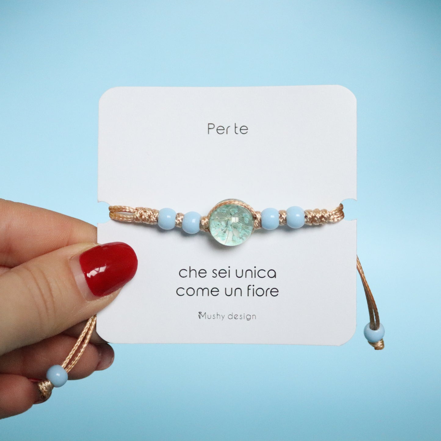 Bracciale regolabile in cordoncino e ciondolo con fiore Carota selvatica azzurra intersecato nella resina