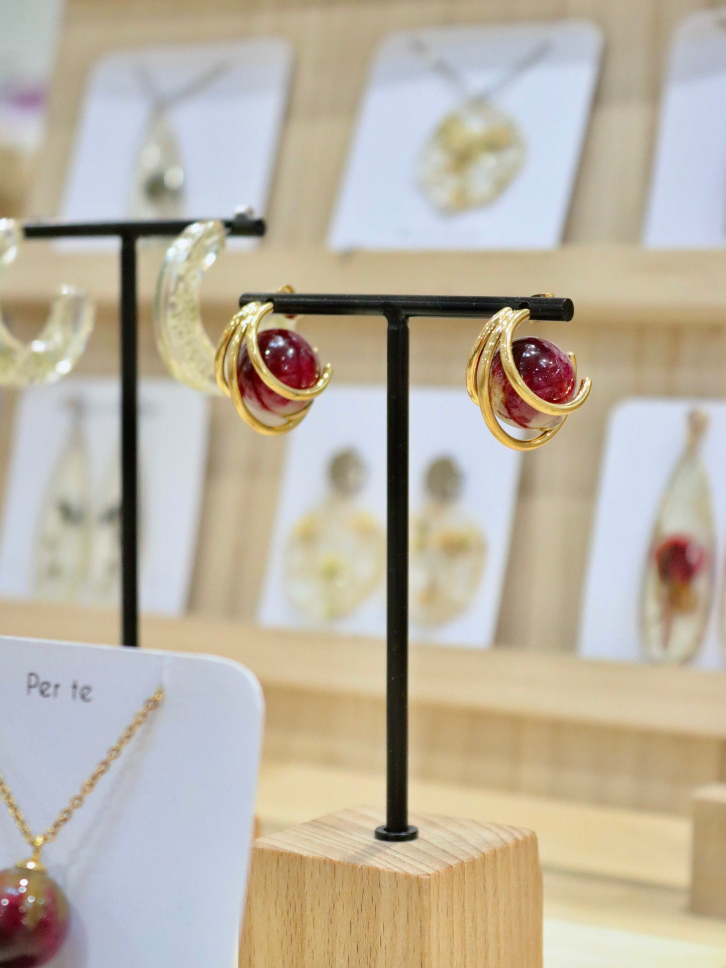 Orecchini BOLLE in acciaio inox con bocciolo di Rosa rossa intersecato nella resina