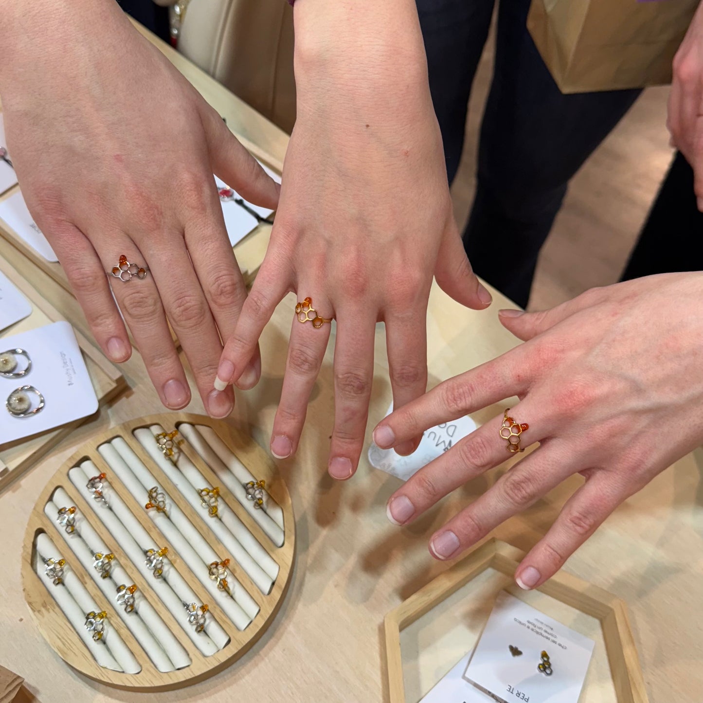 Anello alveare ape in acciaio inossidabile oro e miele in resina
