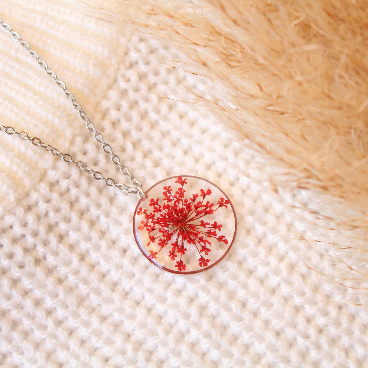 Collana in acciaio inossidabile e ciondolo in resina con Pizzo della regina Anna rosso