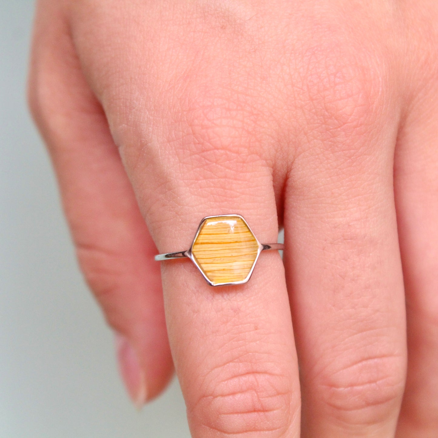Anello in acciaio inox e petalo di Girasole intersecato nella resina