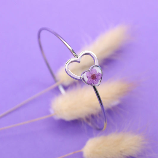 Bracciale rigido cuore in acciaio inox fiore selvatico viola sotto resina - collezione ABBRACCIAMI