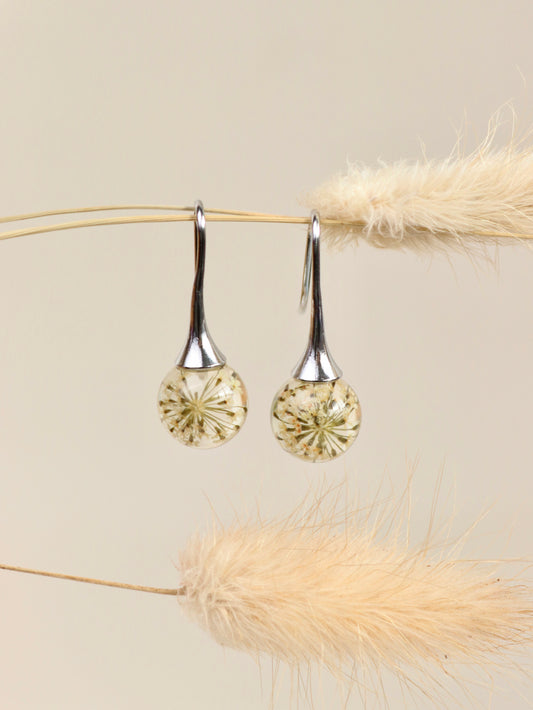 Orecchini pendenti sfera in resina con fiore Pizzo della regina Anna bianco - collezione BOLLE