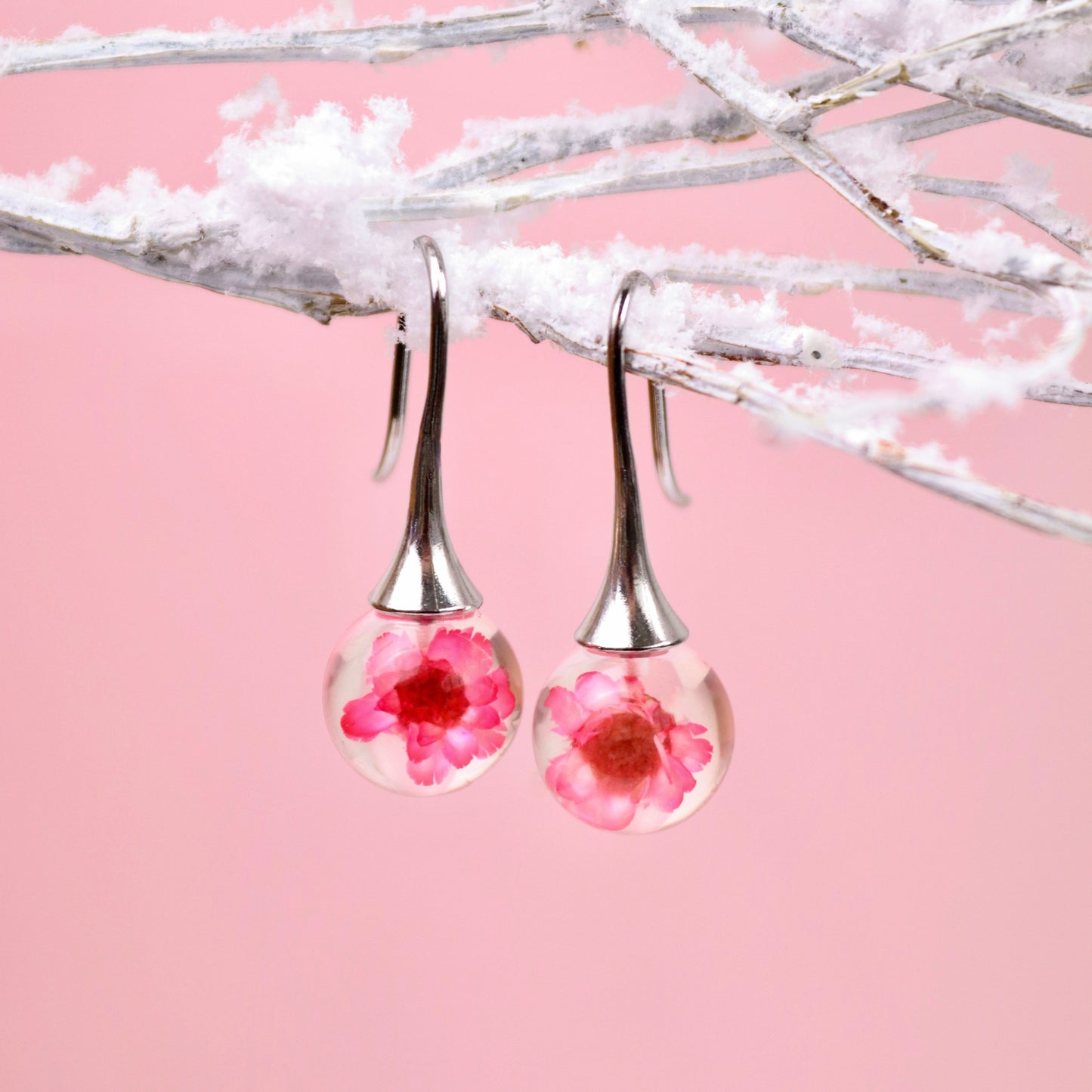 Orecchini pendenti sfera in resina con Glixia rosa - BOLLA