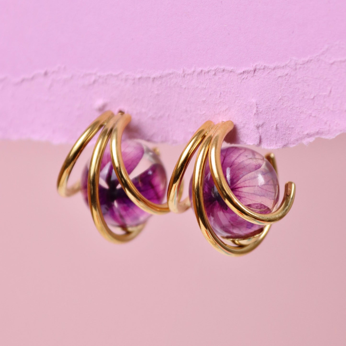 Orecchini in resina con Ortensia viola e acciaio inox - collezione BOLLE