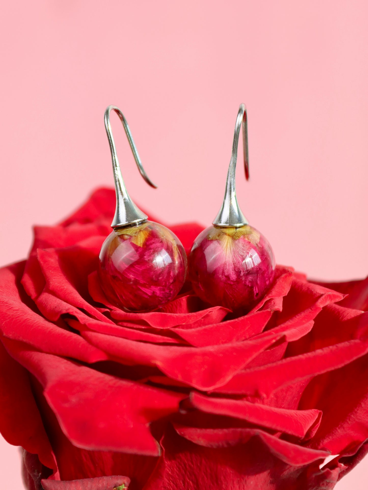 Orecchini pendenti con Rosa rossa in BOLLA di resina