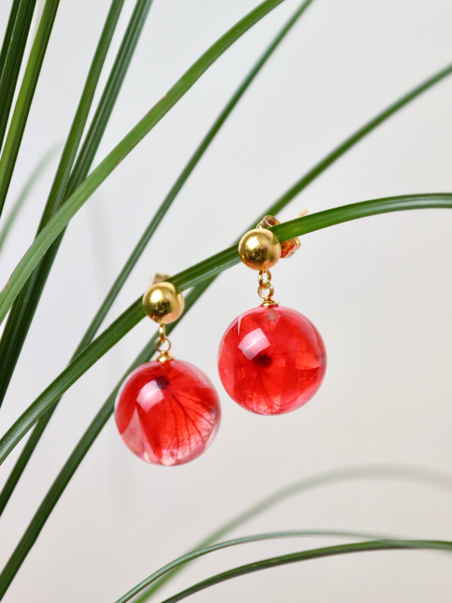 Orecchini pendenti con Ortensia rossa in BOLLA di resina