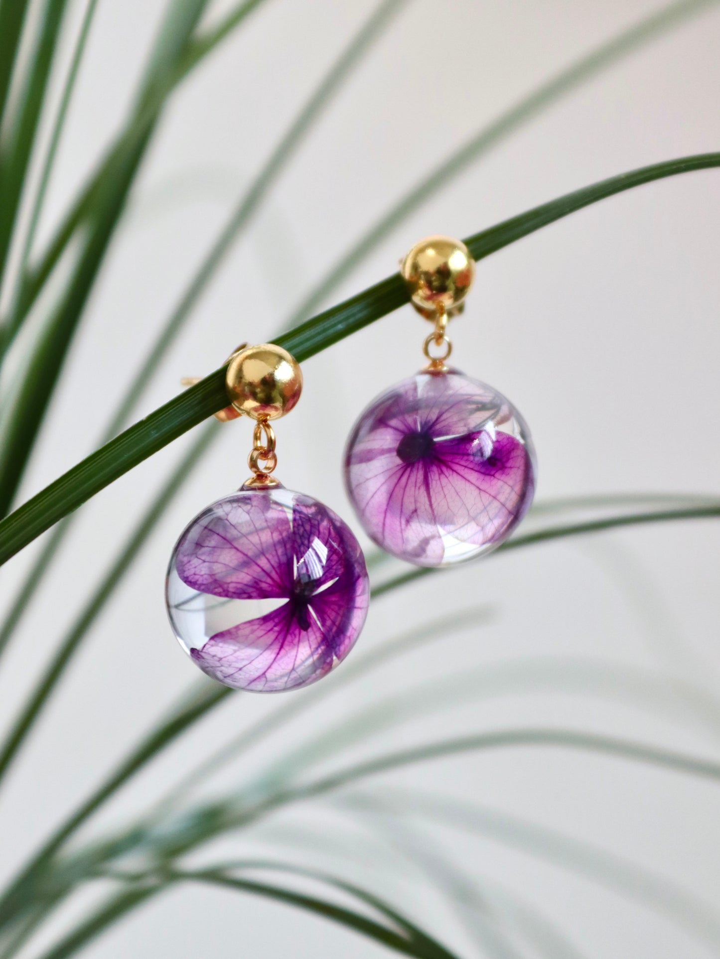 Orecchini pendenti con Ortensia viola in BOLLA di resina