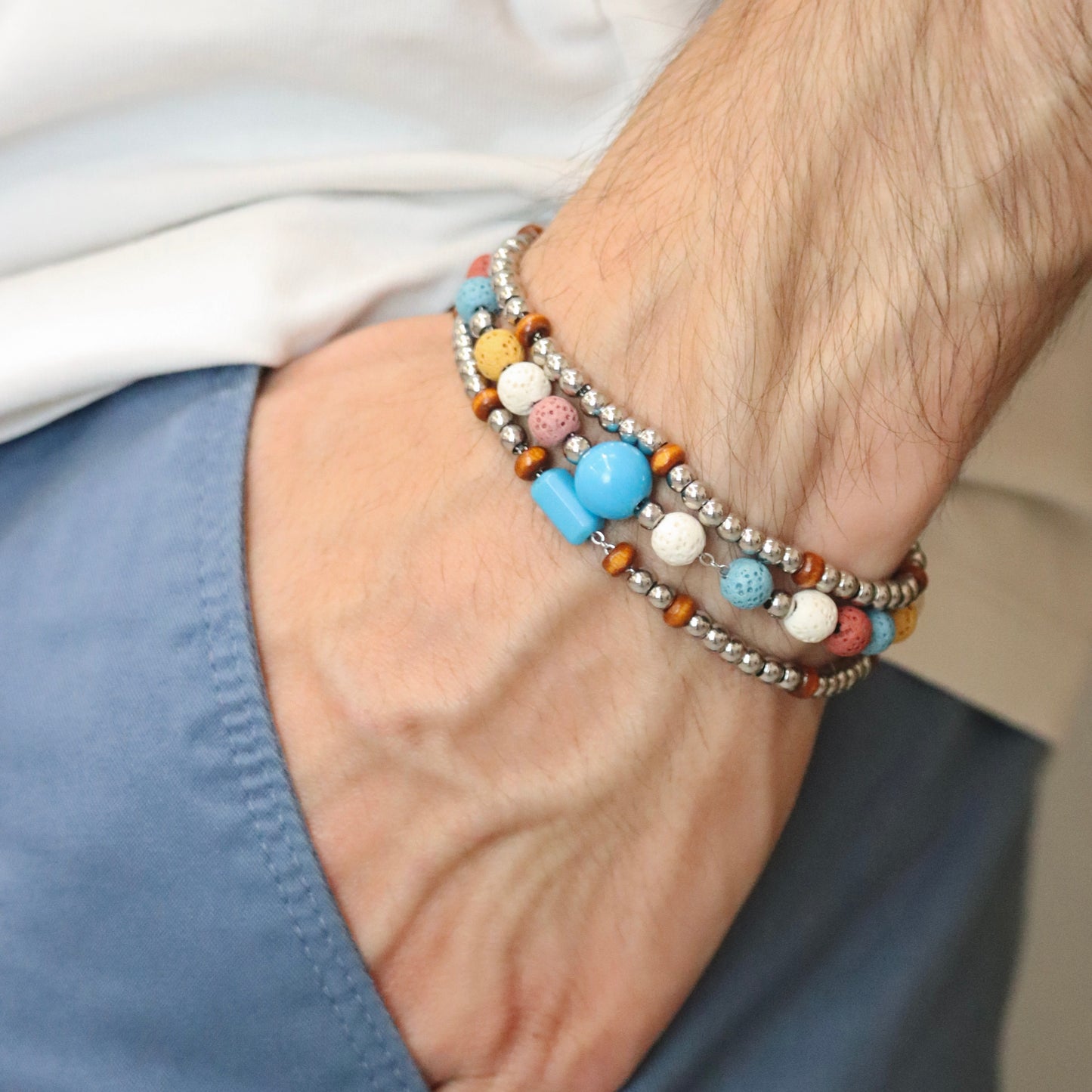 Bracciale uomo in acciaio inox con perlina celeste in resina fatta a mano e pietra vulcanica