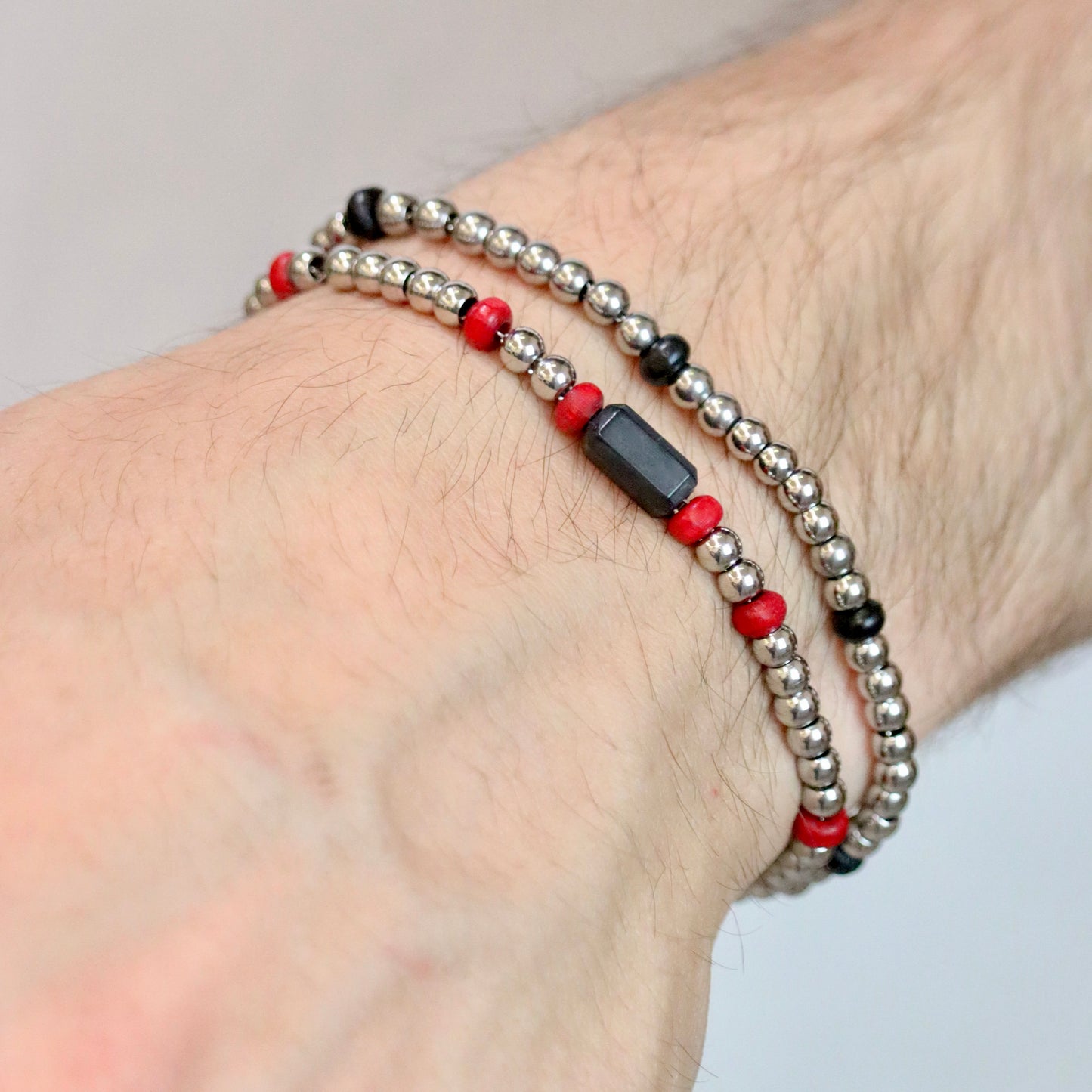 Bracciale uomo in acciaio inox con perlina nera in resina fatta a mano