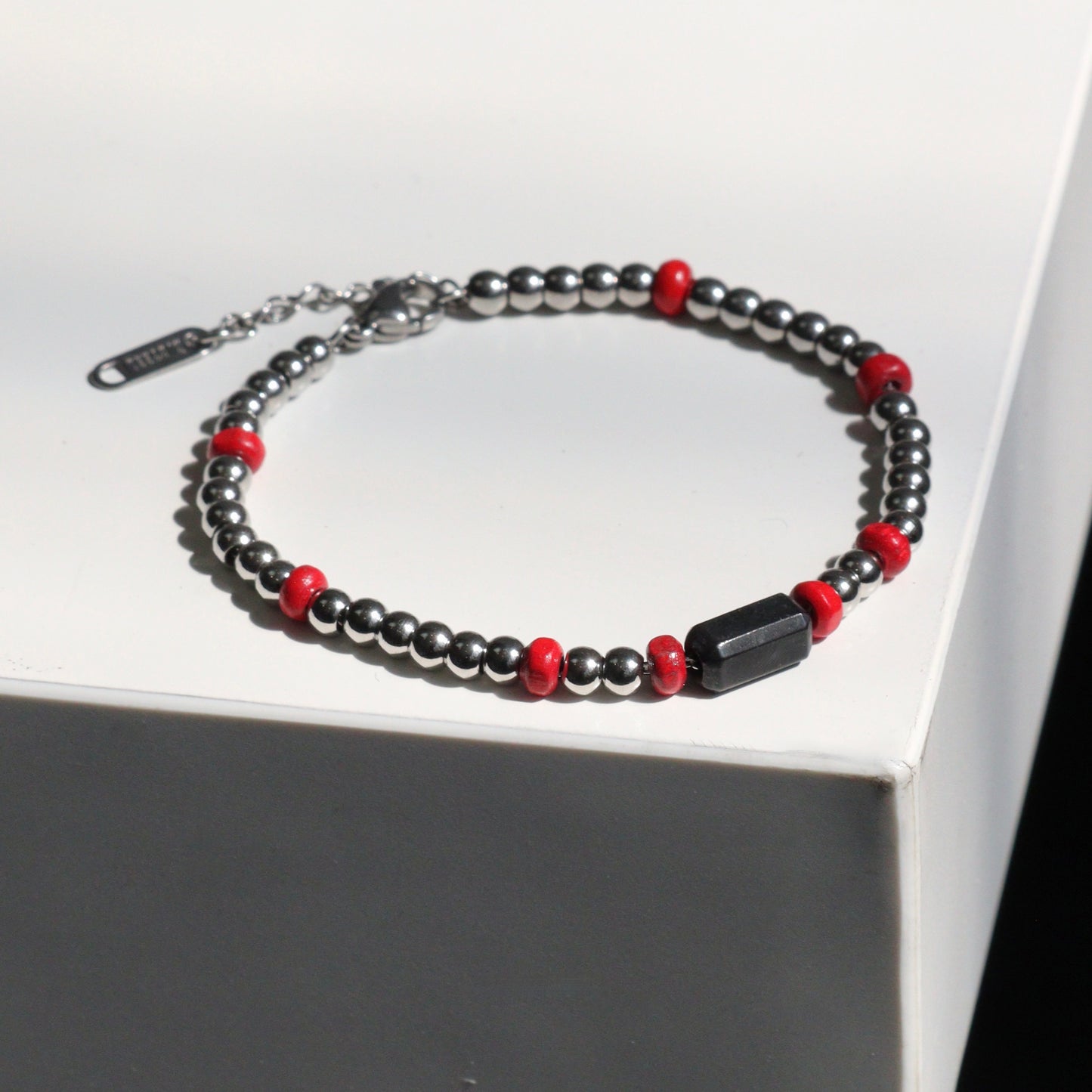 Bracciale uomo in acciaio inox con perlina nera in resina fatta a mano