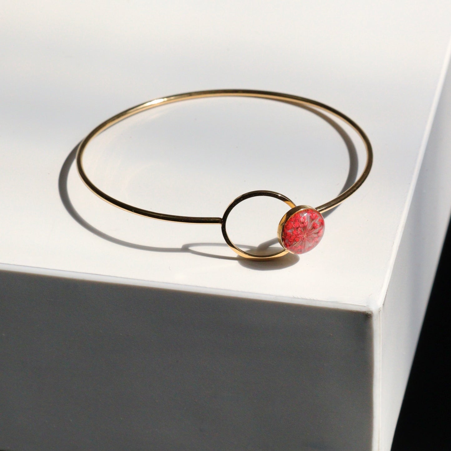 Bracciale ABBRACCIAMI in acciaio inox con resina e Pizzo della regina Anna rosso