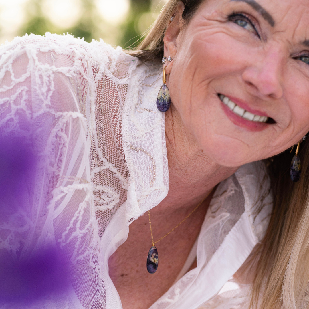 Collana RUGIADA in Resina con Viola del Pensiero e Montatura in Acciaio Inossidabile