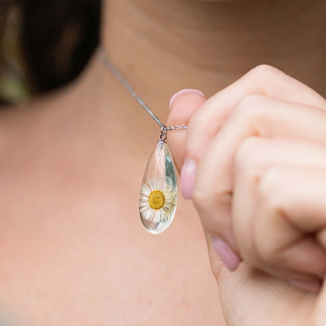 Collana con Margherita Vera in Resina – Acciaio Inox | Idea regalo donna