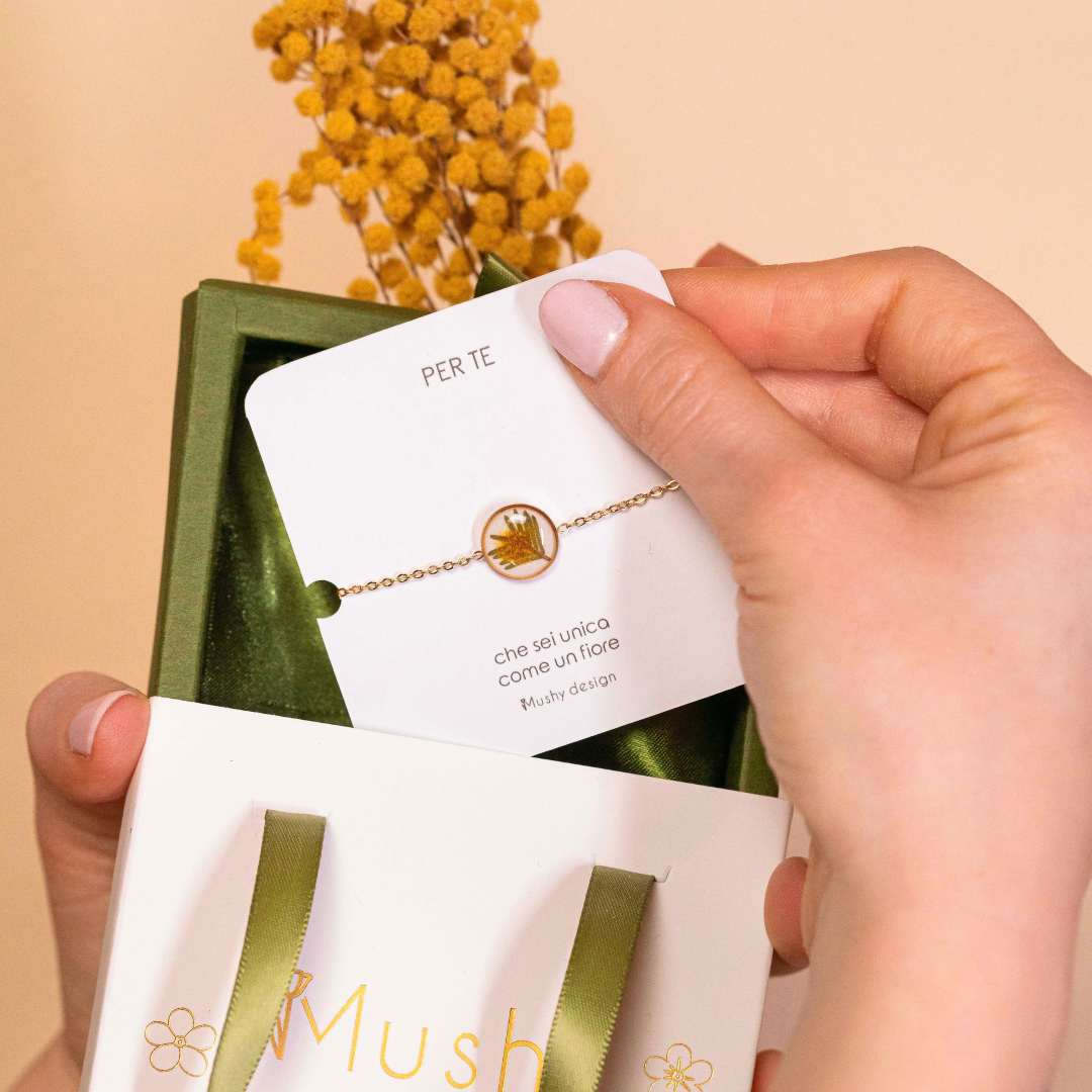 Bracciale con Mimosa intersecato nella resina su sfondo bianco