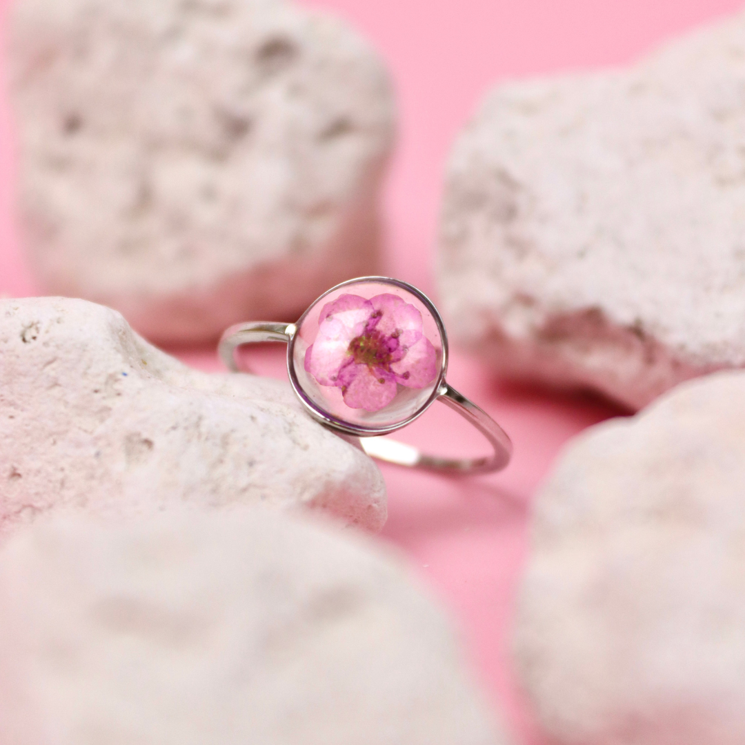Anello in acciaio inox e fiore vero rosa intersecato nella resina